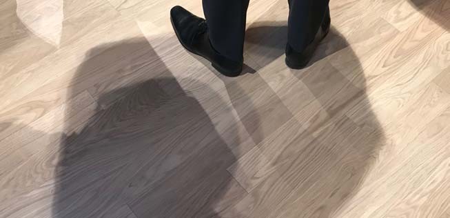 Zum Bau wurden heimische Materialien verwendet, etwa helle Eiche.