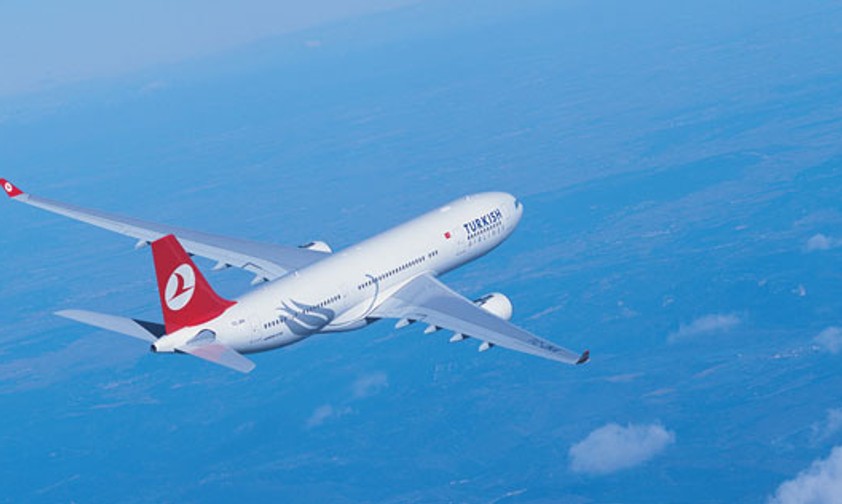 Turkish Airlines will Istanbul zum Mega-Drehkreuz ausbauen und zeigt sich großzügig: Wer länger als zehn Stunden auf seinen Anschlussflug warten muss, bekommt ein Hotelzimmer gestellt – und hat die Chance, Istanbul zu erkunden.