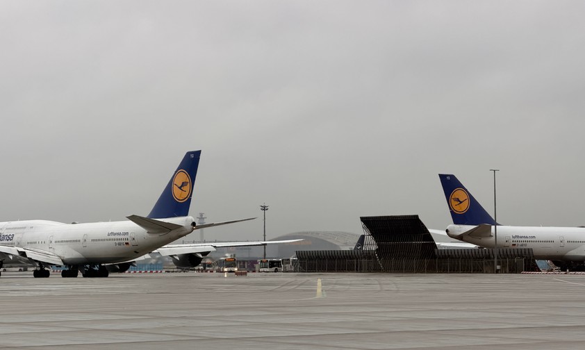 Zwei Boeing 747-8 von Lufthansa: D-ABYD und D-ABYG nebeneinander vor der Lufthansa Technik Halle in Frankfurt.