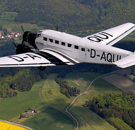 Ein bewegliches Denkmal im Einsatz: In der Ju 52 von 1936 kann man mittlerweile Rundflüge machen.
