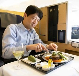 Gast in der Boeing 777 von ANA: Genießen am Boden.