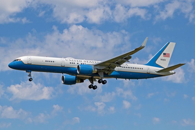 Die Boeing C-32 ist ein Passagiertransportflugzeugder United States Air Force. Sie ist eine Variante der Boeing 757-200. Mit ihr reisen der Vizepräsident der Vereinigten Staaten (dann mit dem Rufzeichen Air Force Two), die First Lady und der Außenminister.