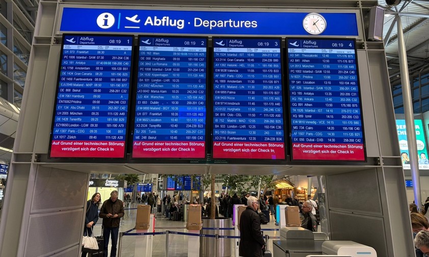 Anzeigetafel am Flughafen Düsseldorf: Es kommt aktueller aufgrund einer IT-Störung zu Verzögerungen,