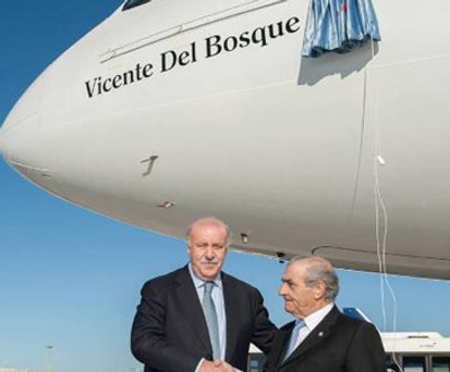 Vicente Del Bosque vor dem Airbus A330: Der spanische Trainer gab dem Flugzeug seinen Namen.