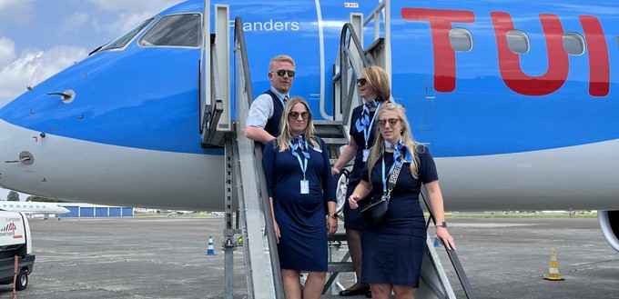 Eine Tui-Crew kurz nach der Taufe des Flugzeuges.