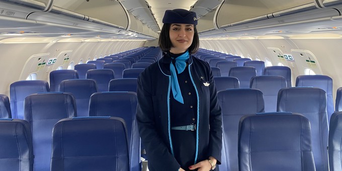 Eine Flugbegleiterin von Nouvelair im A320 Neo.