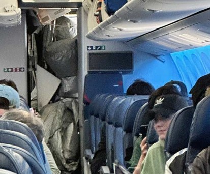 Notrutsche von Boeing 767 öffnet sich im Passagierraum