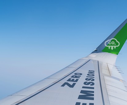 Tragfläche eines Flugzeugs: Die Luftfahrt will klimaneutral werden.
