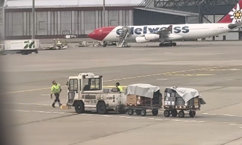 Kuriose Szene am Flughafen Zürich: Gepäckmitarbeiter müssen Pakete einsammeln.
