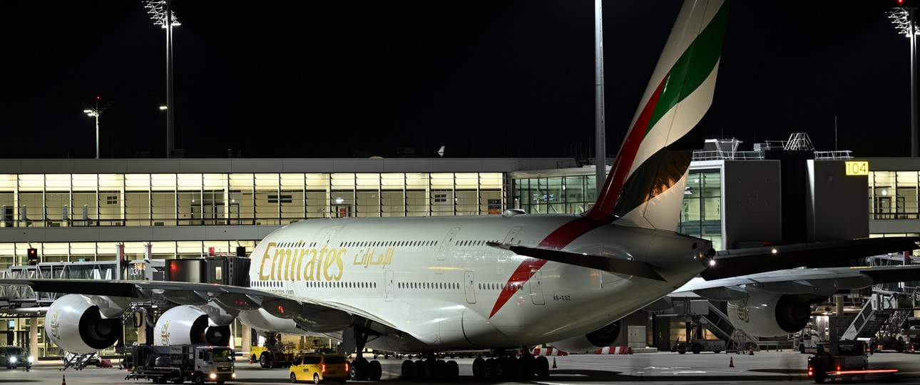 Der Airbus A380 mit der Kennung A6-EOZ steht in München, nachdem er nicht in London-Heathrow landen konnte.