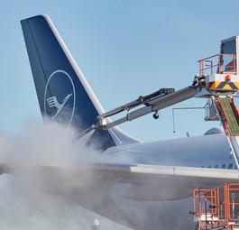Enteisung eines Airbus A330 von Lufthansa: Zu wenig Personal.
