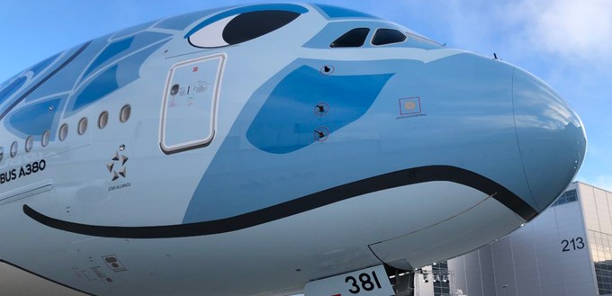 Wache Augen: Der erste Airbus A380 von ANA All Nippon Airways trägt wie die anderen beiden Exemplare ein Motiv mit Meeresschildkröten.