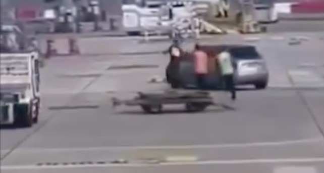 Mann auf dem Vorfeld in Paris: Mitarbeitende des Airports konnten ihn stoppen.