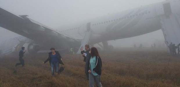 Turkish-Airlines-Flugzeug nach der Notlandung in Kathmandu: Passagiere haben ihr Handgepäck dabei.