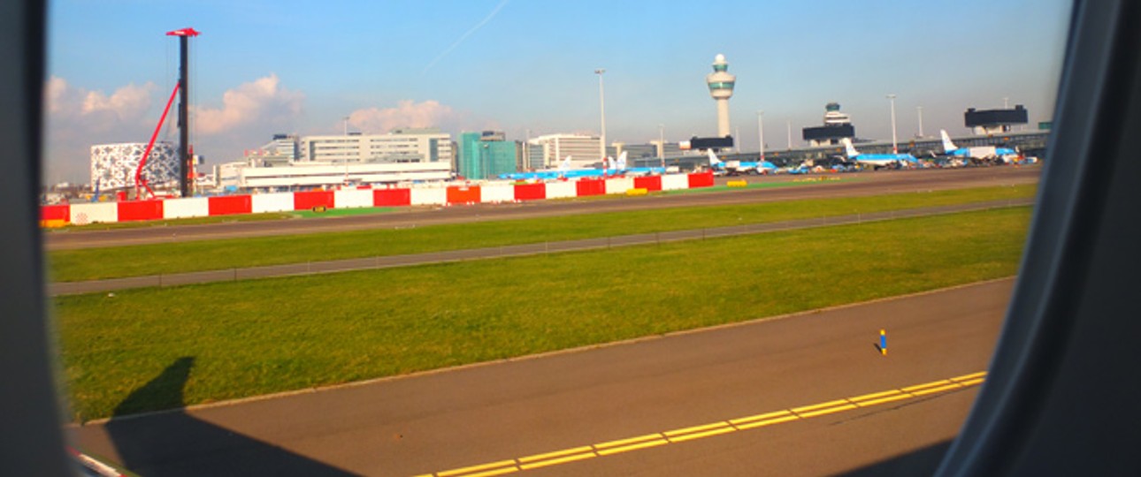 Blick auf Schiphol von der Startbahn: Airlines wollen ausbauen.