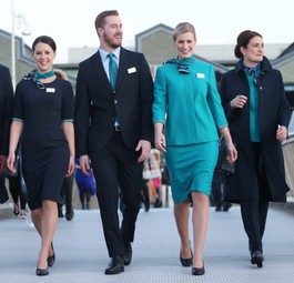 Die neuen Kabinenuniformen von Aer Lingus: Im Gegensatz zur Bemalung der Flugzeugen ändert sich die Farbe Grün nicht, Der Lingus führt aber ein neues Marineblau ein.
