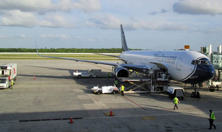 Blue Panorama Boeing 767-300 er auf dem Juan Alberto Gomez  Flughafen in Varadero, Kuba.