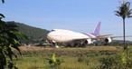 Eine Boeing 747 auf einem Feld in Thailand: Der Jet mit der Bemalung von Thai Airways ...