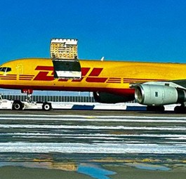 Die Boeing 757 von DHL: Landete mit geöffneter Frachtklappe.