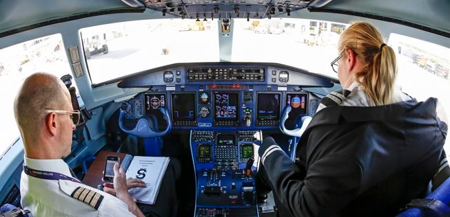 Ein Blick ins Cockpit des kleinen Zweistrahlers.