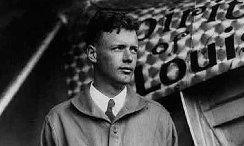 Charles Lindbergh vor seiner Maschine Spirit of St Louis: Der junge Flieger wurde durch seinen Rekordflug zum amerikanischen Nationalhelden.