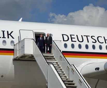 Emmanuel Macron und Frank-Walter Steinmeier steigen am Flughafen Münster/Osnabrück aus dem Airbus A350 der Flugbereitschaft.