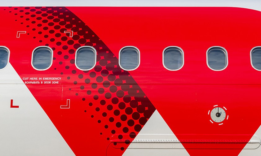 Fensterpartie eines Superjet 100 von Red Wings: Der Flottennachschub verzögert sich.