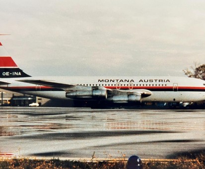 Boeing 707 von Montana Austria: Die OE-INA flog zwischen 1961 und 1975 als VH-EBJ bei der australischen Qantas und ist hier im Sommer 1980 auf einem Charter für Hapag-Lloyd nach Mallorca in Münster/Osnabrück zu sehen. 