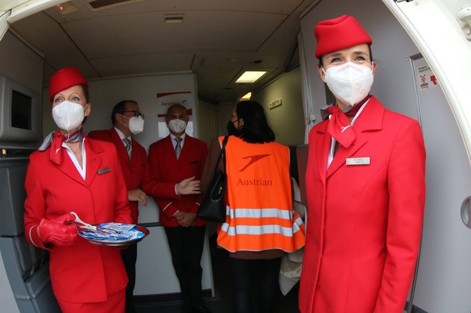 Flugbegleiter und Flugbegleiterinnen begrüßten die Impfwilligen an Bord einer Boeing 777.
