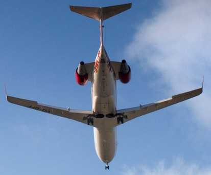 Bombardier CRJ200 im Endanflug: Fehlverhalten des Autopiloten möglich.