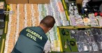 Ein Mitarbeiter der Guardia Civil vor der Diebesbeute: Der Schaden soll bei rund zwei Millionen Euro liegen.