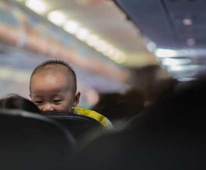 Kleiner Passagier: Nicht alle Straßenverkehrstauglichen Sitze sind auch im Flugzeug zugelassen.