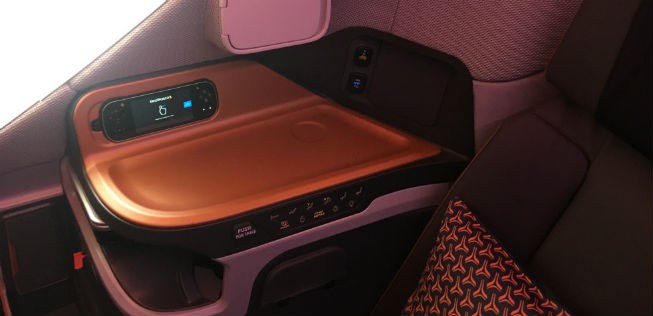 Den Stauraum an der Seite bei den Fensterplätzen hat Singapore Airlines eliminiert. So wurde mehr Platz für Sitze geschaffen – aber auch für die Passagiere, betont die Airline.