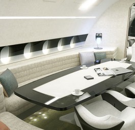 Für viele Reisende in Privatjets von zentraler Wichtigkeit: Der Arbeitsbereich. Dabei wurden gewichtssparende Kohlefasern in Tischen und Schränken verwendet.