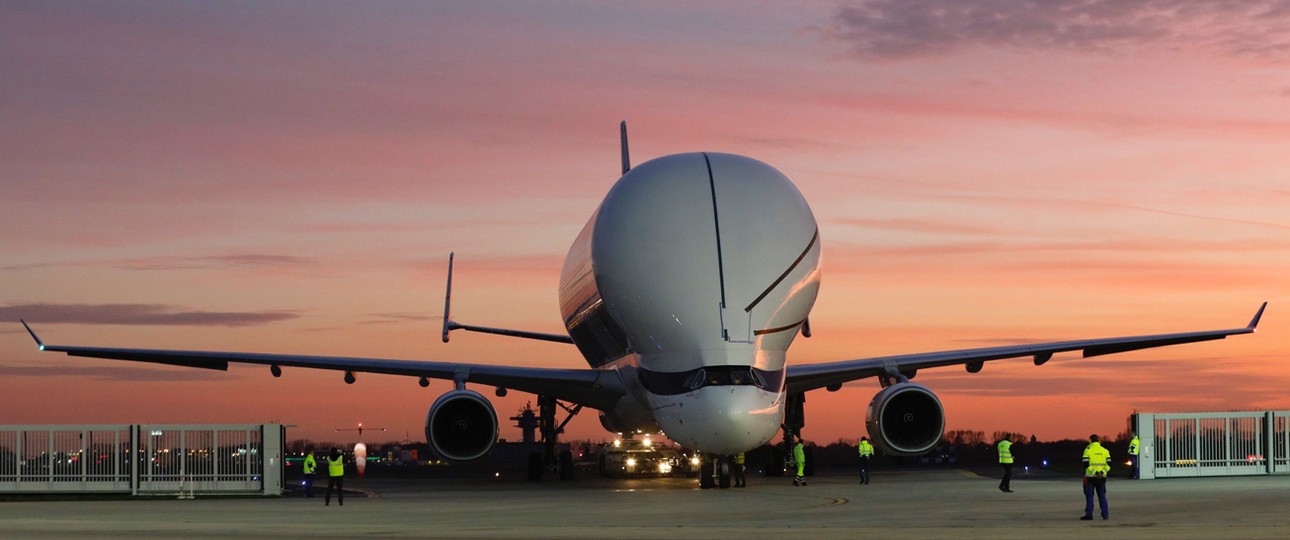 Der Beluga XL in Bremen: Der Frachter ist fast 19 Meter hoch am höchsten Punkt ...