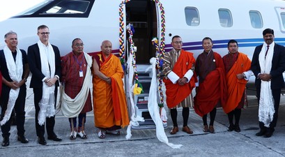Pilatus PC-24 am Flughafen Paro: Vertreter von Pilatus und Bhutan bei der Übergabe des Jets. 