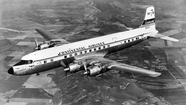 1937 übernimmt Robert F. Six das Ruder. Er tauft die Firma mit Basis Kalifornien in Continental Airlines um. 1944 übersteigen die Einnahmen aus Passagiertransporten erstmals die aus dem Postverkehr. Im Bild: DC7 B von 1958.