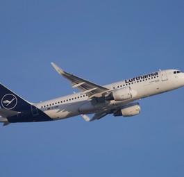 Airbus A320 von Lufthansa: An deutschen Regionalflughäfen eine gefährdete Art.