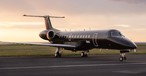 Embraer ERJ135: Aero Technologies' Flugzeuge haben ein fast komplett schwarzes Design.