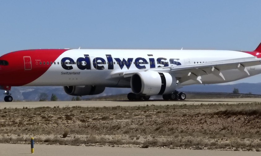 Edelweiss' zweiter frisch lackierter Airbus A350 in Teruel gelandet
