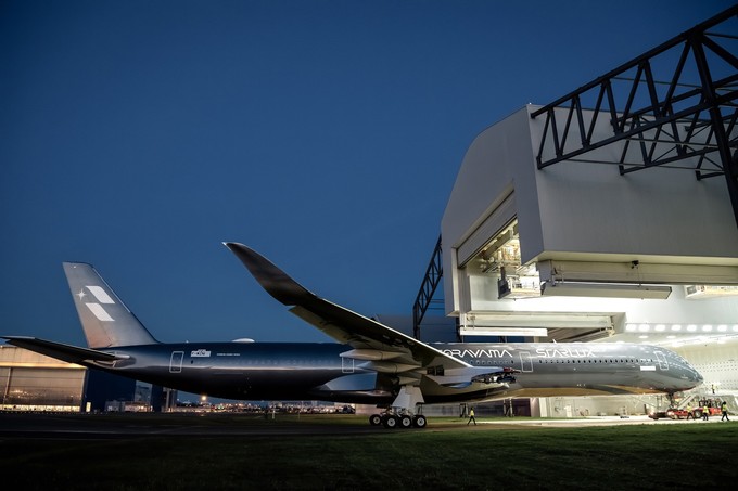 Das Flugzeug in der Seitenansicht mit unterschiedlichem Licht.