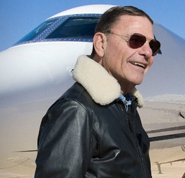 Pastor Kenneth Copeland vor seinem Flugzeug: «Wunderbares Geschenk».