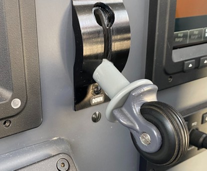 Der Hebel zum Ein- und Ausfahren des Fahrwerks im Cockpit der Let L410 NG: Hier ist der Griff wirklich ein kleines Rad. Ganz so deutlich...