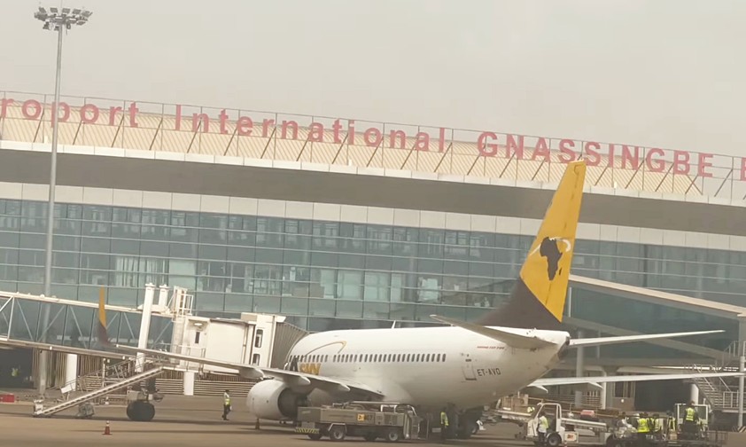 Das Video einer Reisenden zeigt die Ankunft am Flughafen Lomé.