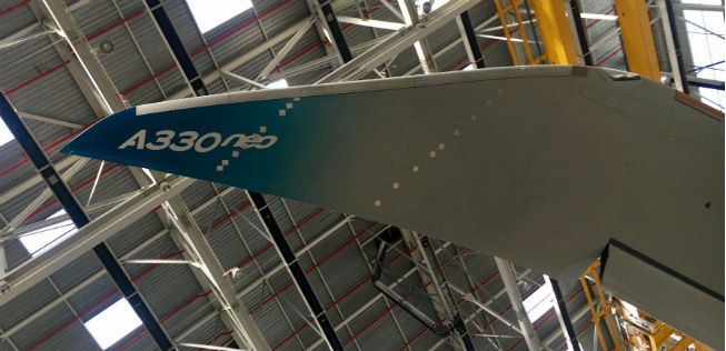 Flügelspitze des A330 Neo: Der Flieger hat etwas Verspätung.