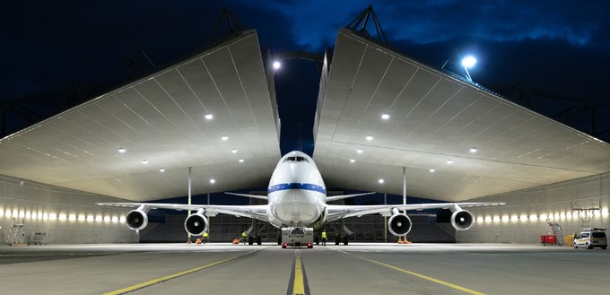 Die Boeing 747 SP mit dem Kennzeichen N747NA bei Lufthansa Technik in Hamburg: Die Maschine ...