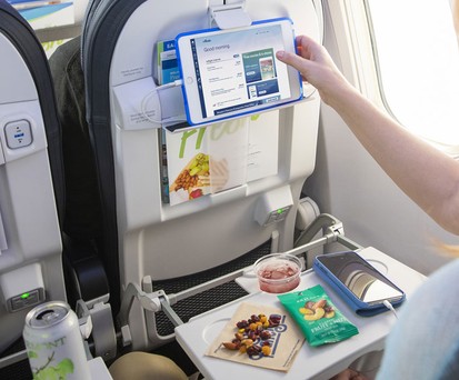 Die neue Kabine von Alaska Airlines: Hier zu sehen ist ein Platz in der Premium Economy mit Tablethalter am Vordersitz.
