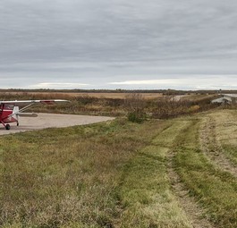 Darrin Smedsmos Stinson 108 nach der Landung: Das Flugzeug wurde beschlagnahmt.