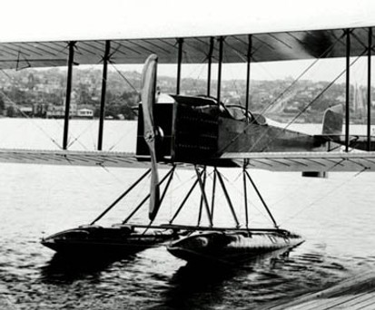 Damit begann alles: Das B &amp; W Seaplane, das später auch Boeing Model 1 hieß. Es war 8,38 Meter lang, hatte eine Spannweite von 15,8 Meter und konnte bis zu 120 Kilometer pro Stunde schnell fliegen. Zwei Stück wurden gebaut und nach Neuseeland verkauft.