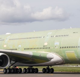 Der Airbus A380 mit der Seriennummer 272 testet in Toulouse...